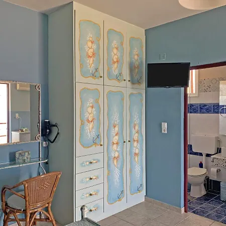Akrotiri Rooms *