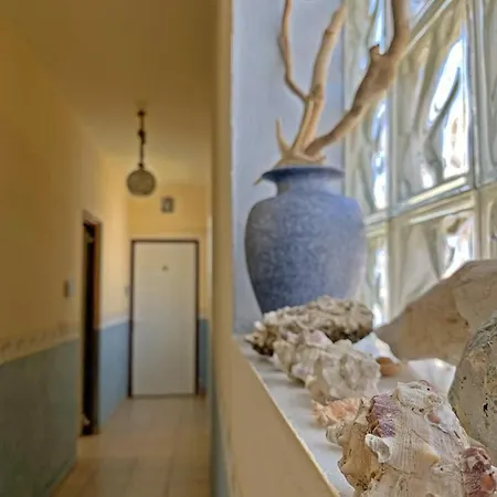 Akrotiri Rooms *
