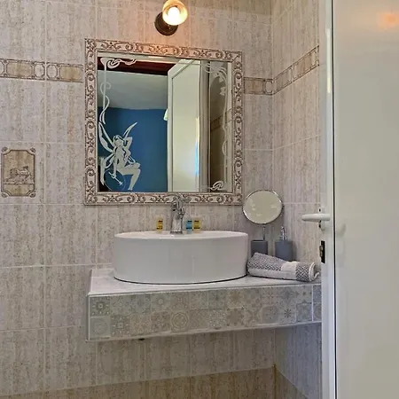 Akrotiri Rooms *